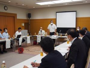 あいさつする山本会長