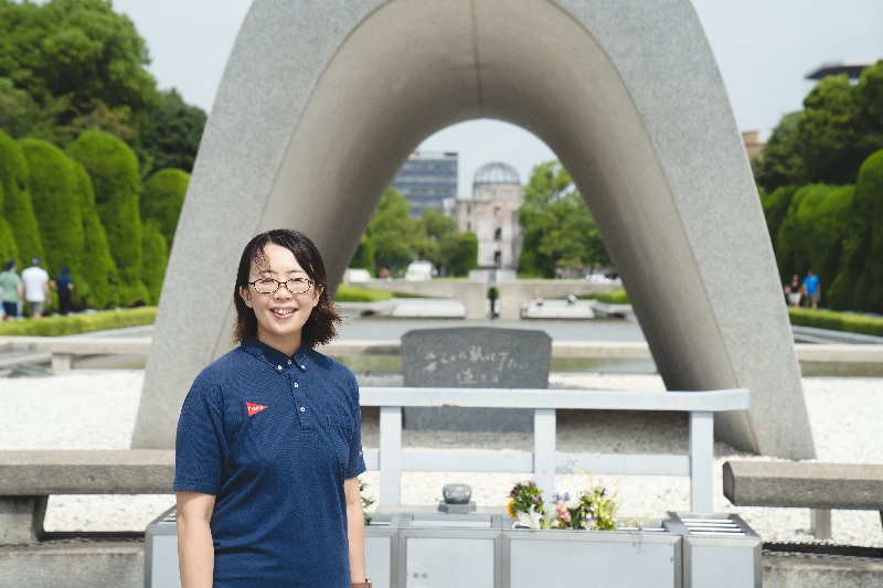 広島市の平和公園の慰霊碑前に立つ女性