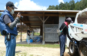 作業工程を記録される中川講師