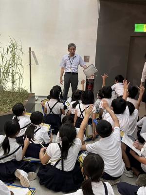 伊勢丘小学校の草戸千軒展示室まじないいコーナー見学の画像