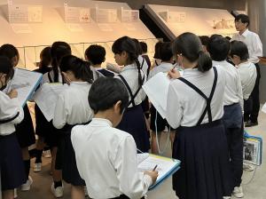 神辺小学校の草戸千軒展示室作るコーナーの見学の画像