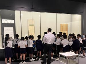 神辺小学校の近世文化展示室菅茶山の世界の見学の画像