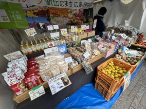 広島県ブースの商品全体が写った写真