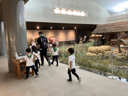 広島YMCA国際幼児園の草戸千軒展示室見学の画像