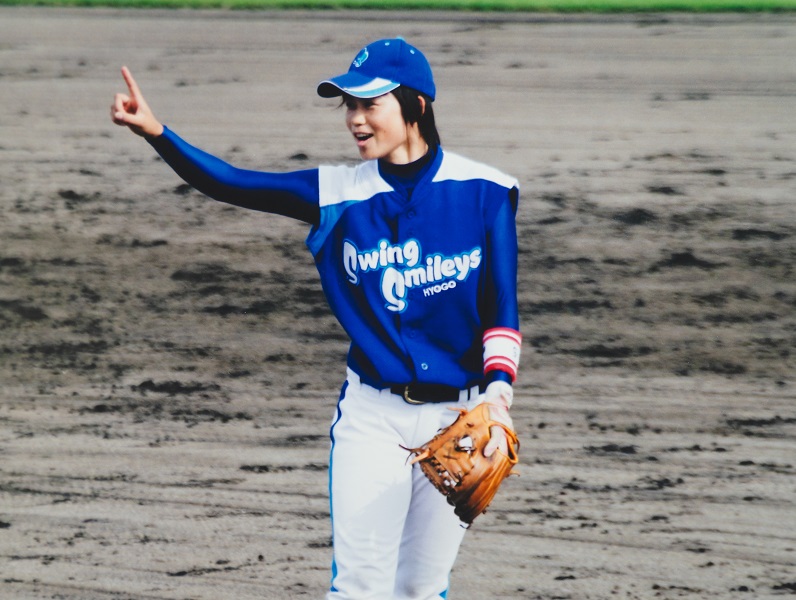 マウンドで活躍する野球のユニフォーム姿の女子プロ野球選手