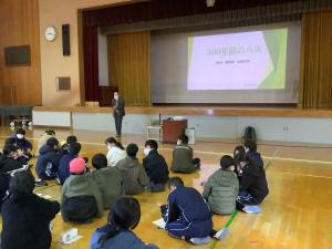 三次市立八次小学校の皆さんが八次の歴史について学芸員からお話を聴いている様子です。