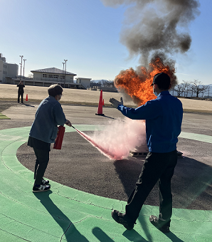 消火器による消火訓練