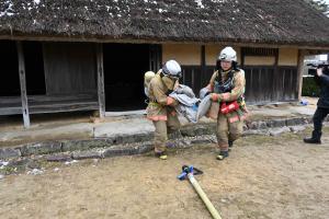 消防士さんが、救助を行っています。