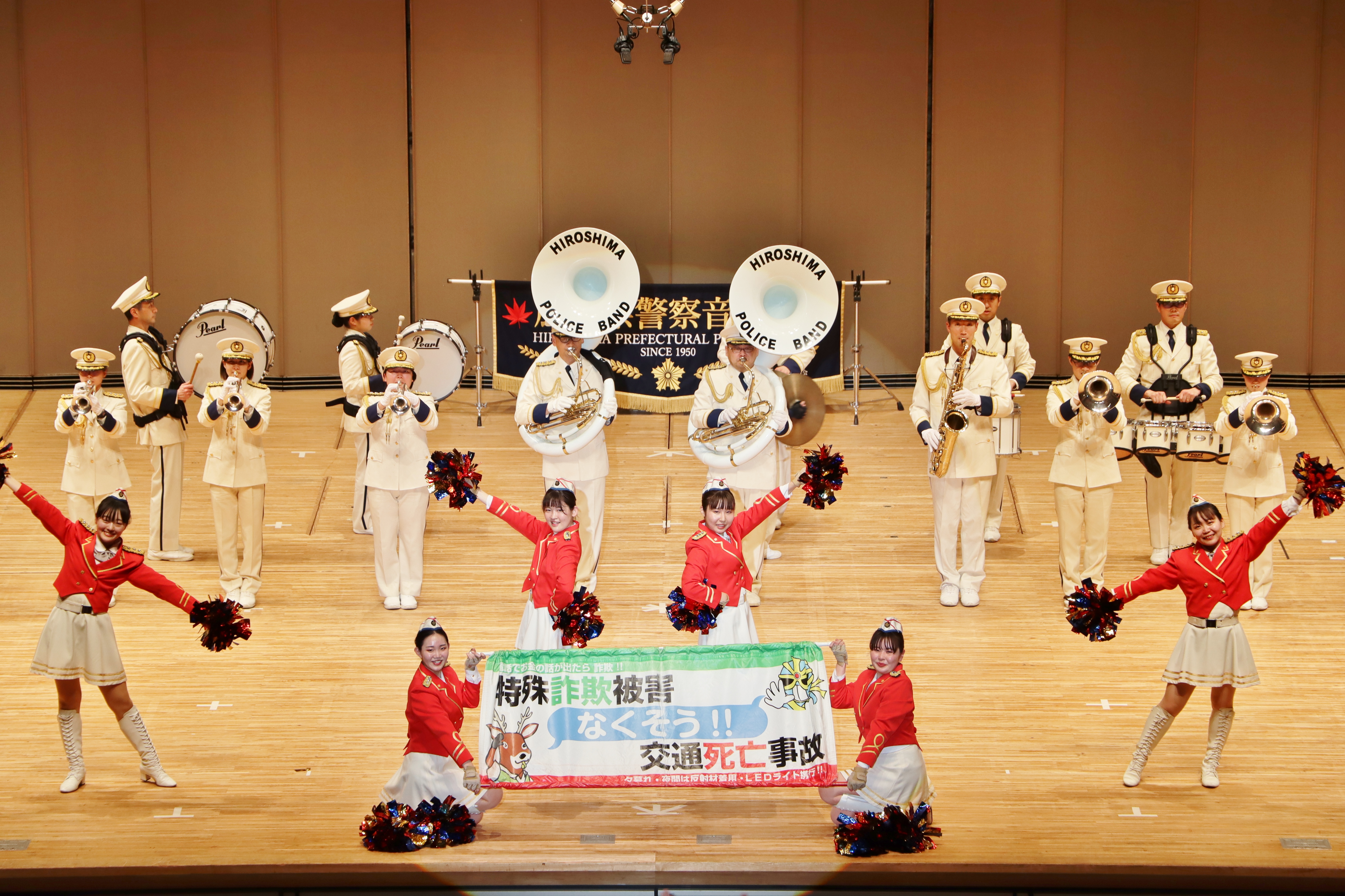 横断幕を広げた様子