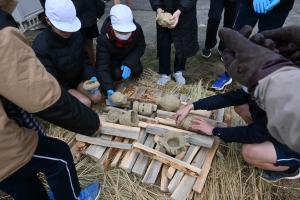 三次市神杉小学校での土器焼きの様子です。