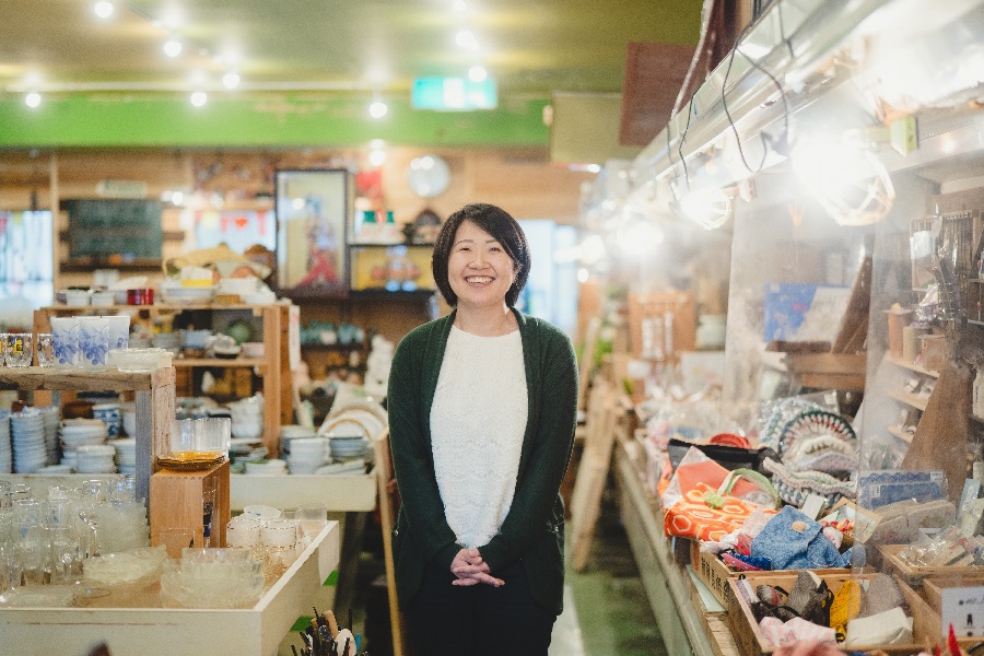 ナガタストアーの店内に立つ黒木さん