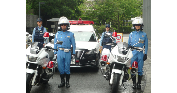 サングラスを着用した警察官の写真