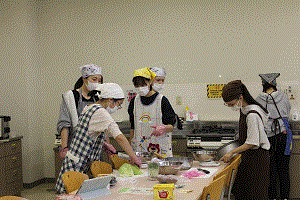 学生が料理を始める前に，食材を切り，調味料を計測しています。各々，自分の役割をもって協力しています。