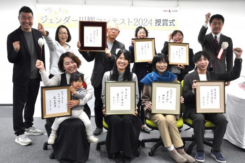 「届け！もやもや」と声をそろえる受賞者と審査員