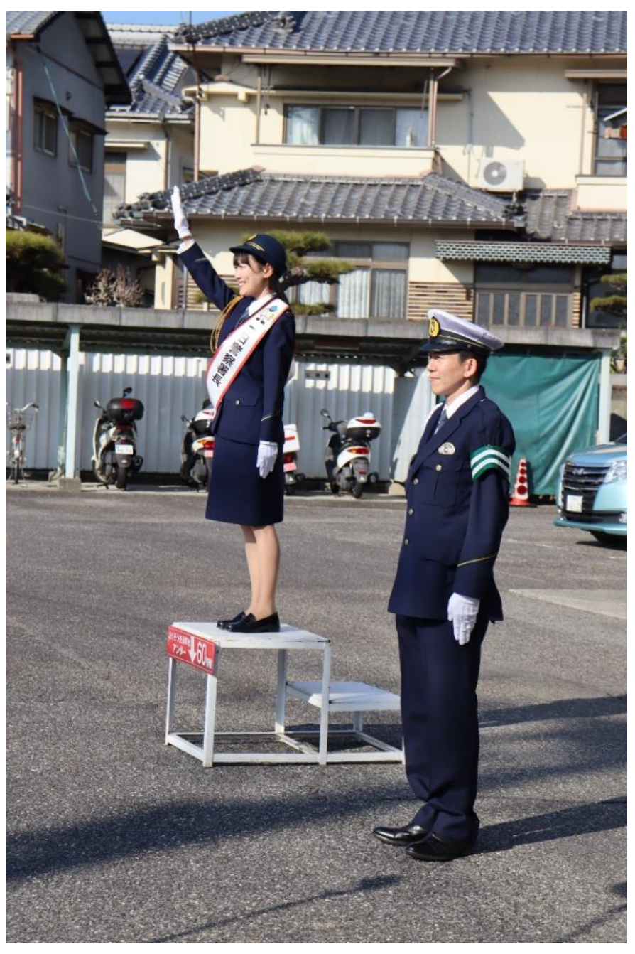 出発の号令をする高木警察署長