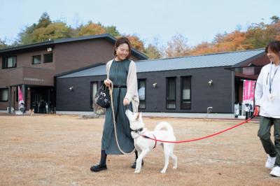 犬を連れて歩く人