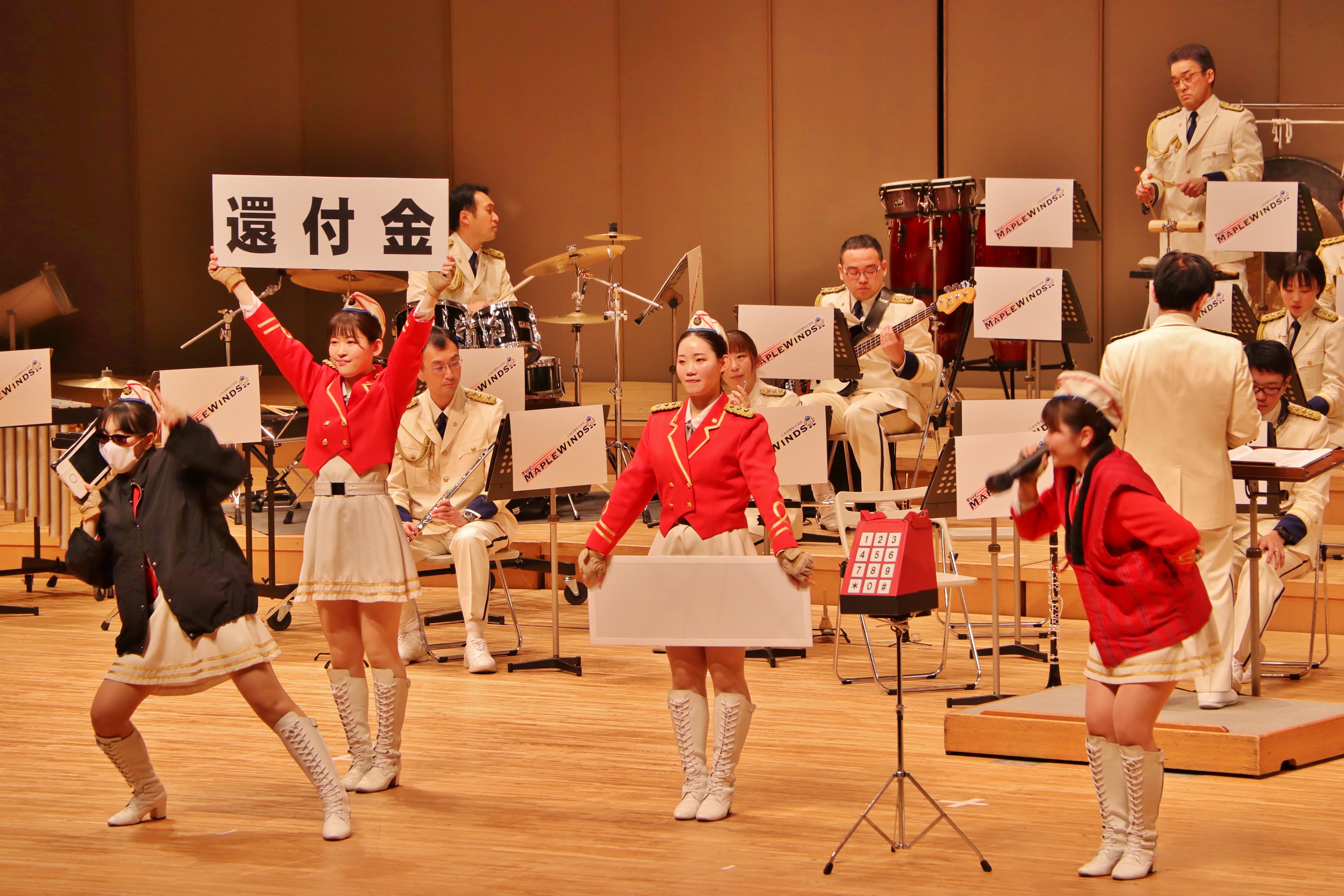 広報演技をするカラーガード