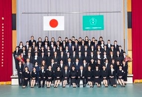 入学生全員で集合写真を撮っている様子
