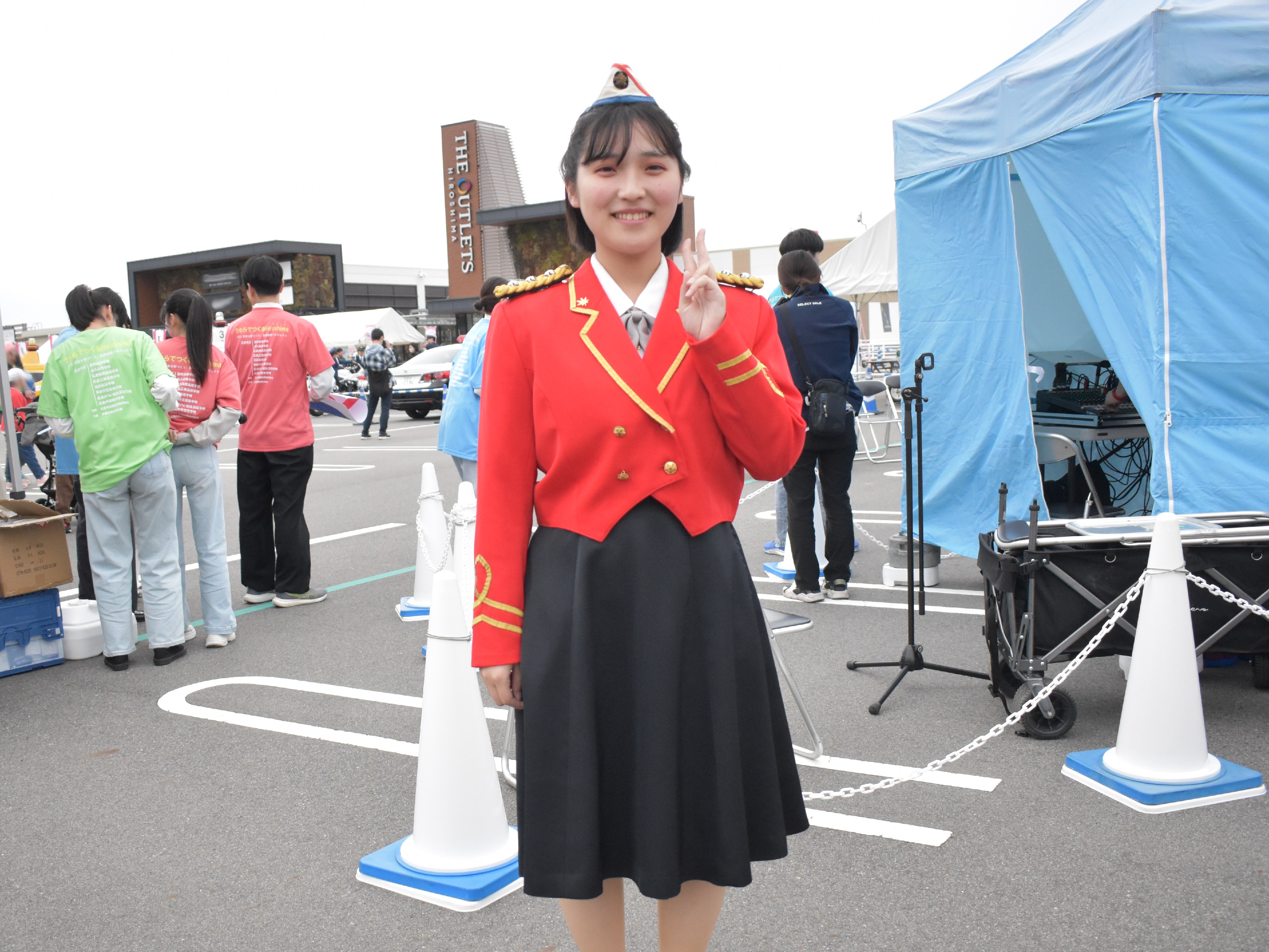 笑顔でピースをするそよぴー