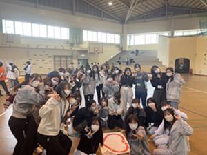 みんなでレクレーションをしています