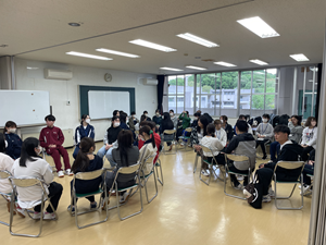 みんなでグループワークをしています