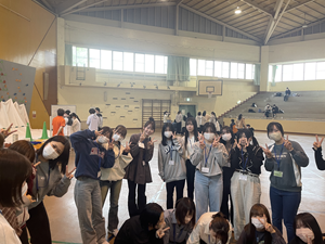 入学生全員でピースをしている様子
