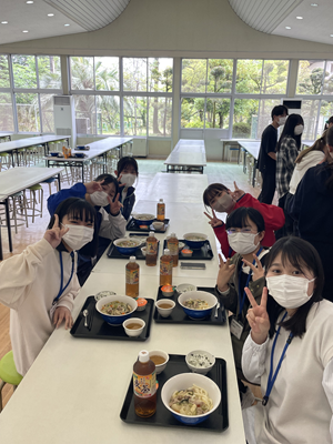 みんなで笑顔で食事を食べている様子