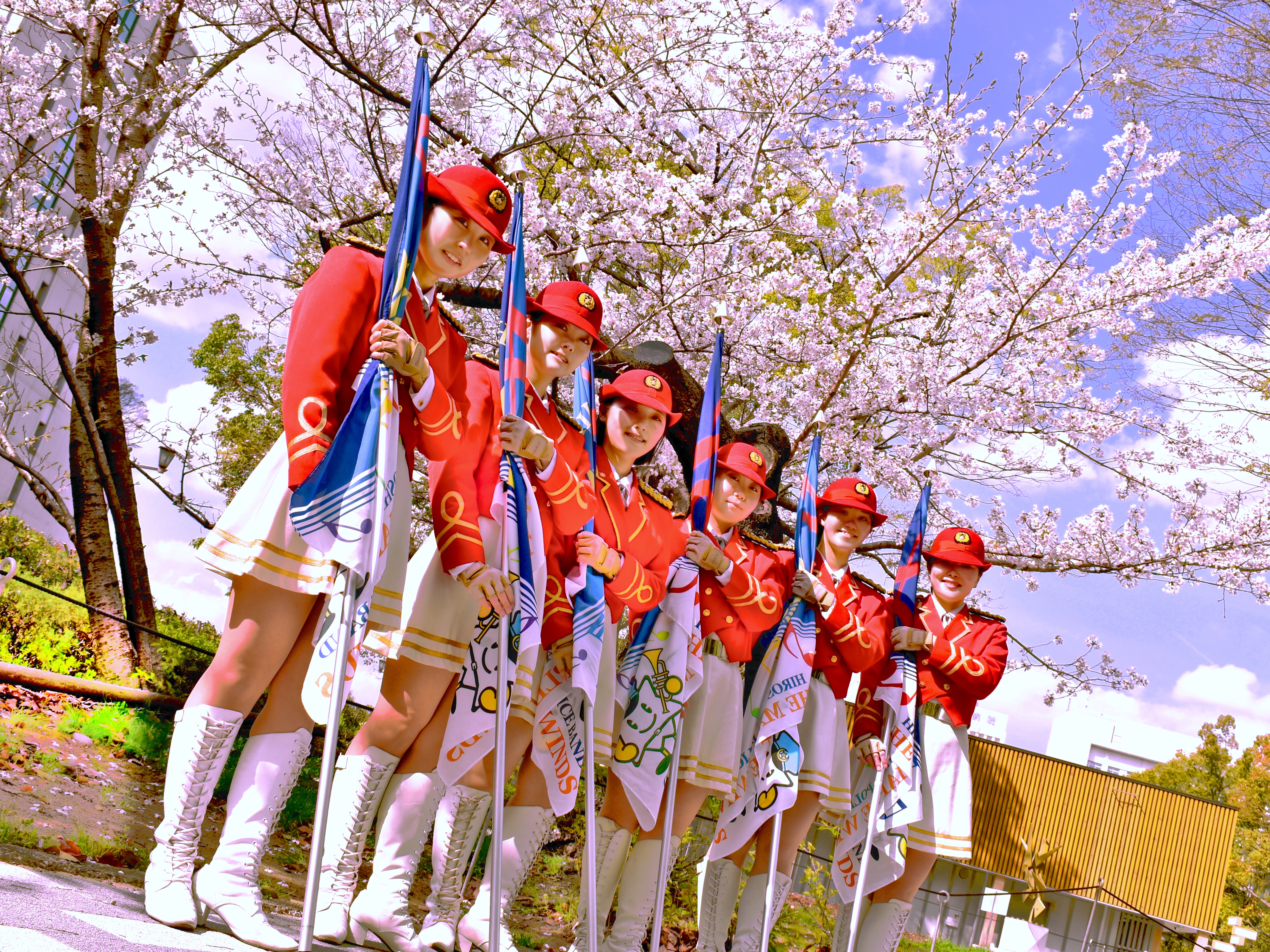 桜の木の下のカラーガード