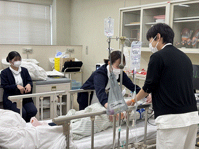 ICUに入院中の患者を想定して学生がアセスメントをしている