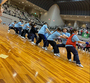 学生が綱を一生懸命引っ張っている