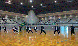 学生が学ランをきて応援合戦をしている