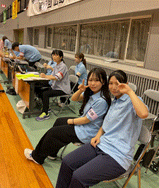 学生が放送席で進行をしている