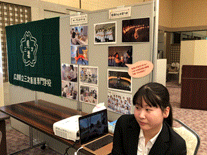学生も相談会に参加している