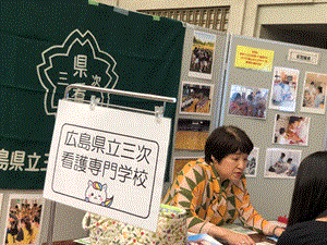 校長が学生の進路・進学相談を受けている