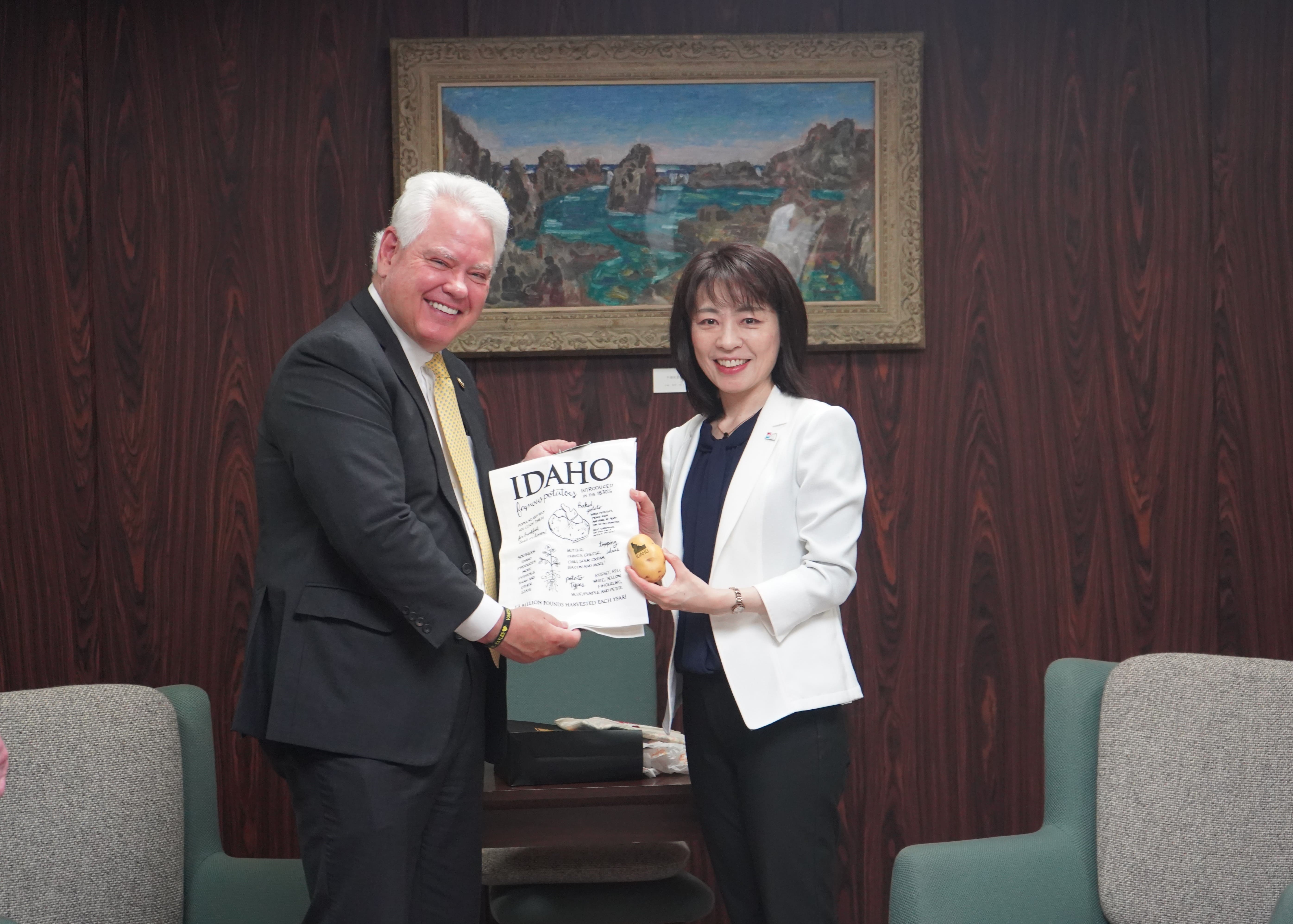 アイダホ州のお土産を渡すグリーン学長