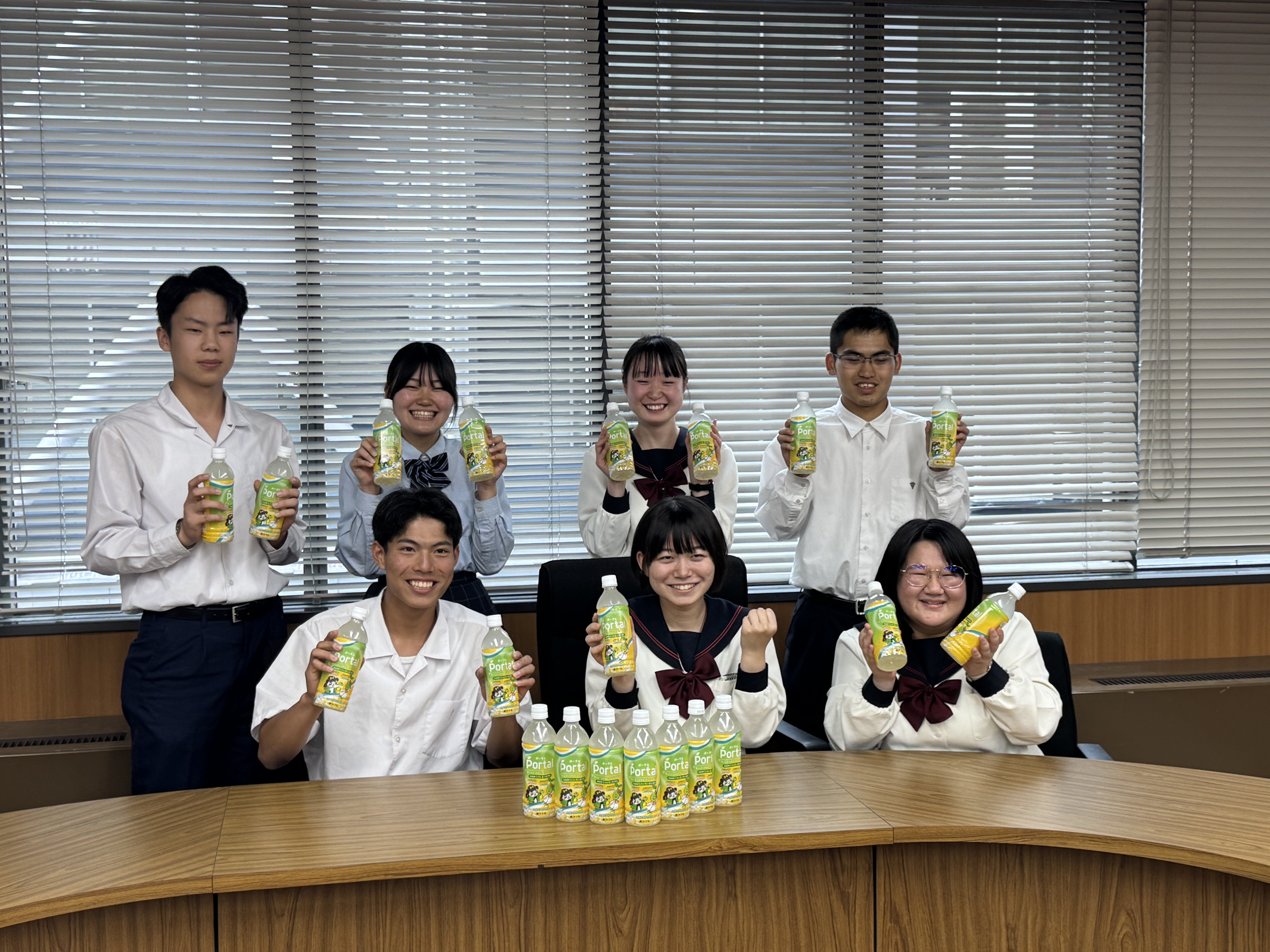 スポーツドリンクを持つ西条農業高校と広島商業高校の生徒