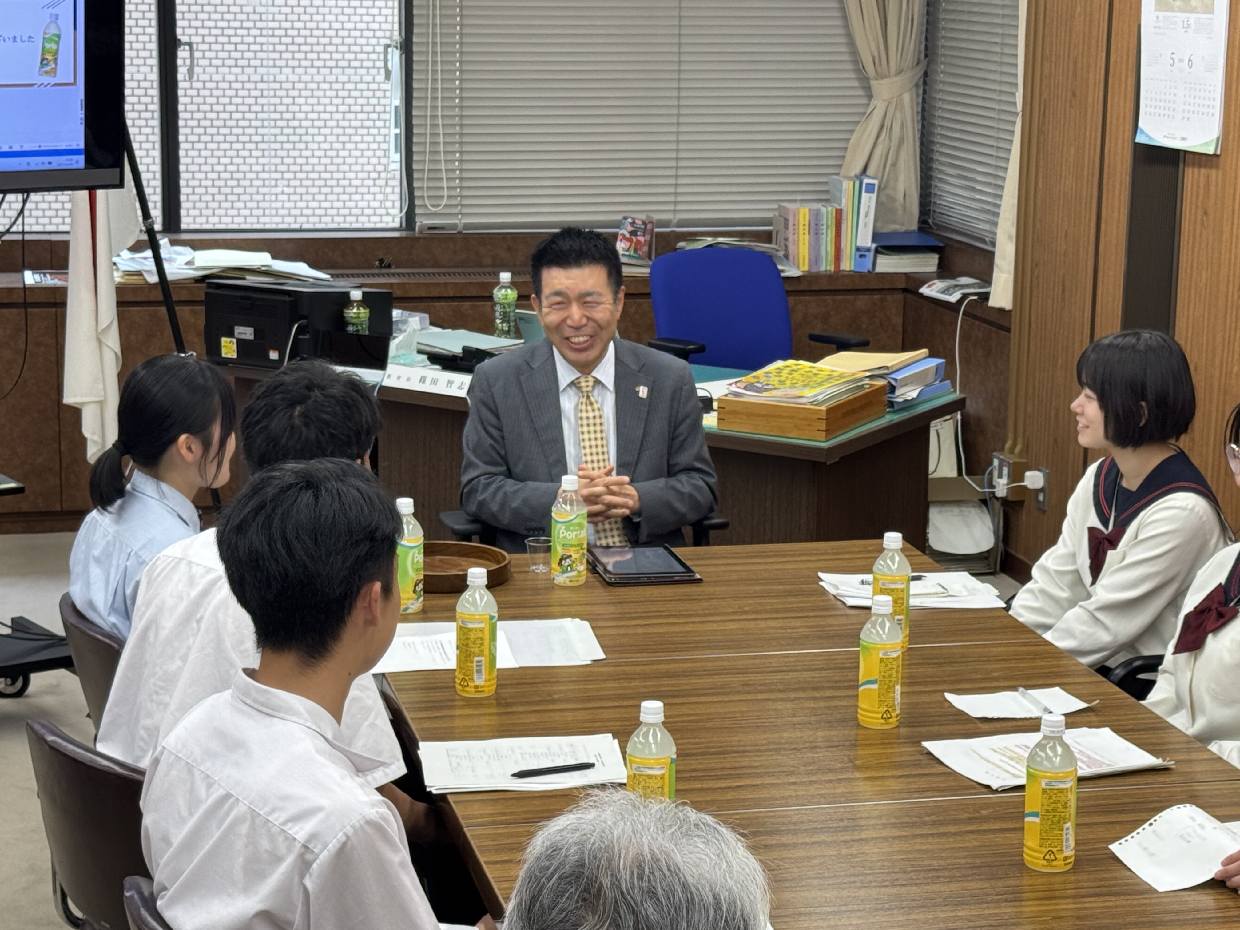 西条農業高等学校、広島商業高等学校の生徒と教育長が話をする様子