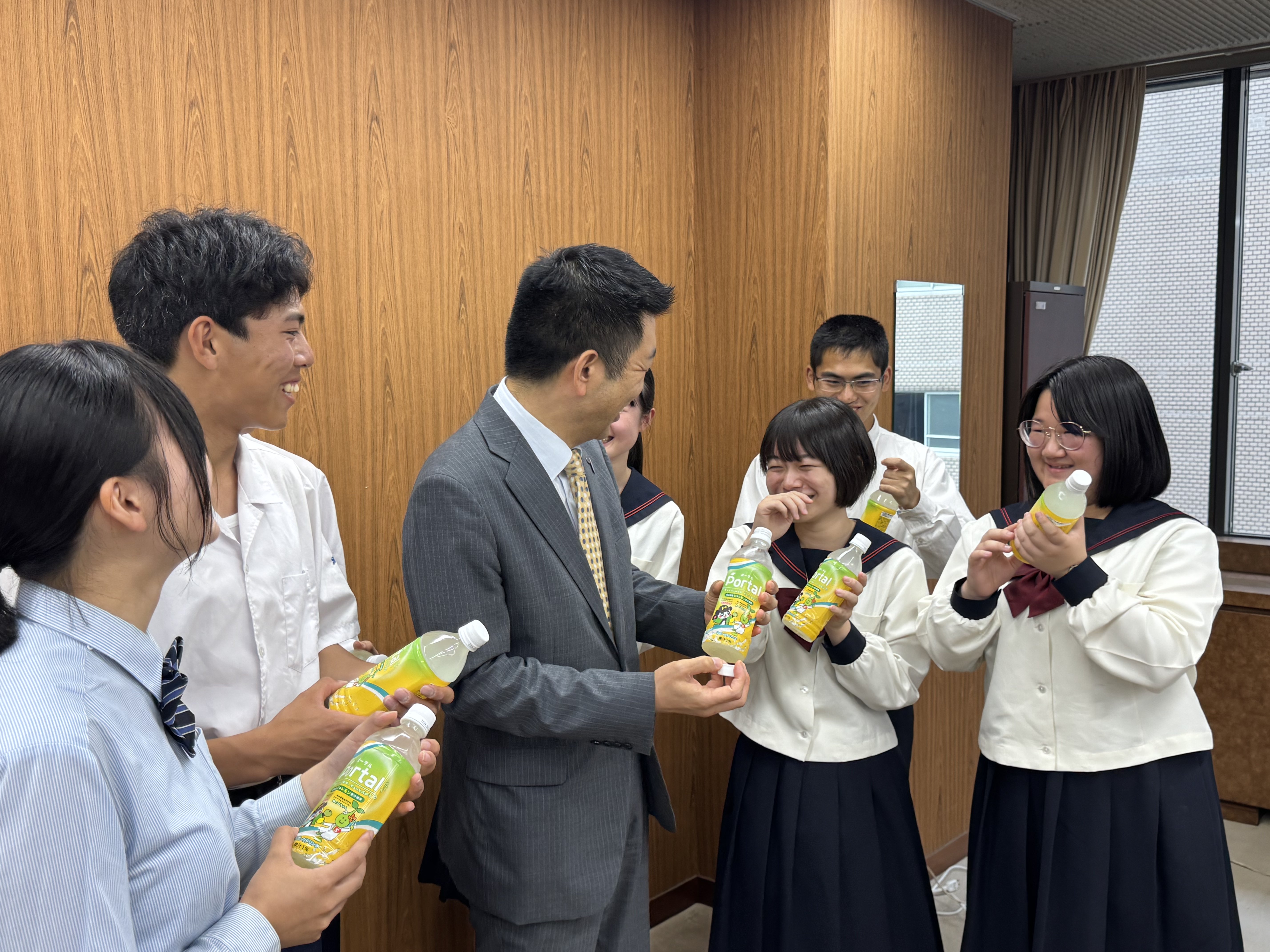 西条農業高等学校、広島商業高等学校の生徒と教育長が話をする様子