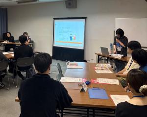 スリアローズの学生が取組を紹介している様子