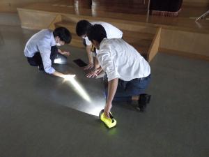 鑑識体験中の様子
