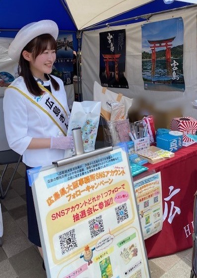 広島きんさいとの写真（接客中）