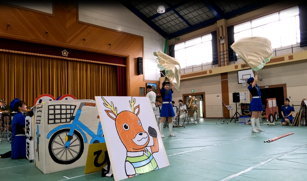 旗を振る隊員