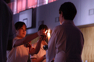 学生が校長より灯火をもらっている写真Aクラス