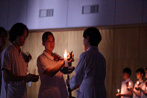 学生が校長より灯火をもらっている写真Bクラス