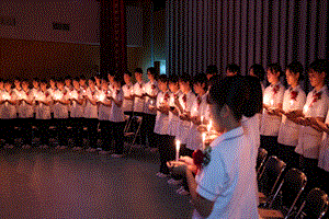 ろうそくに火が灯っている学生全体写真