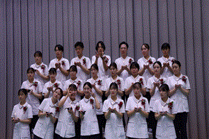 ろうそくをもっている全体写真Bクラス