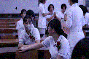 待機中くつろいでいる笑顔の学生の写真