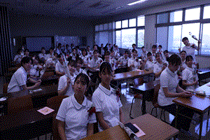 待機中くつろいでいる楽しそうな学生全体写真