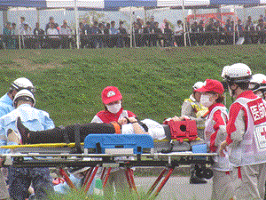 DMAT隊員が患者役の学生を搬送している