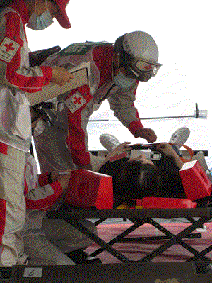 収容された患者役の学生に隊員が声をかけている